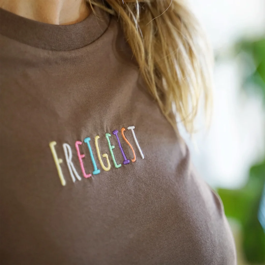 Noreen im Freigeist Shirt Detailshot vom Freigeist Stick auf Mocha